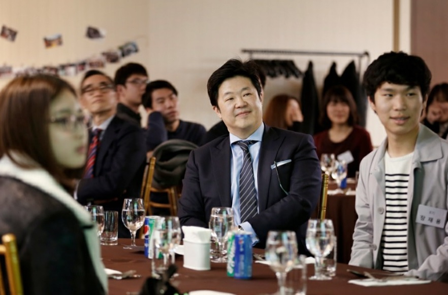 김병주 MBK장학재단 이사장(가운데)이 지난 MBK장학재단 장학금 수여식에서 학생들의 선발 소감을 경청하고 있다.[MBK장학재단 제공]