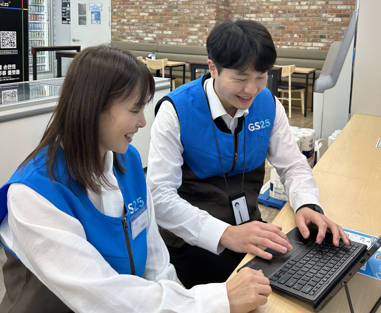 GS25 경영주에게 상생 지원 내용을 안내하는 모습. [GS리테일 제공]