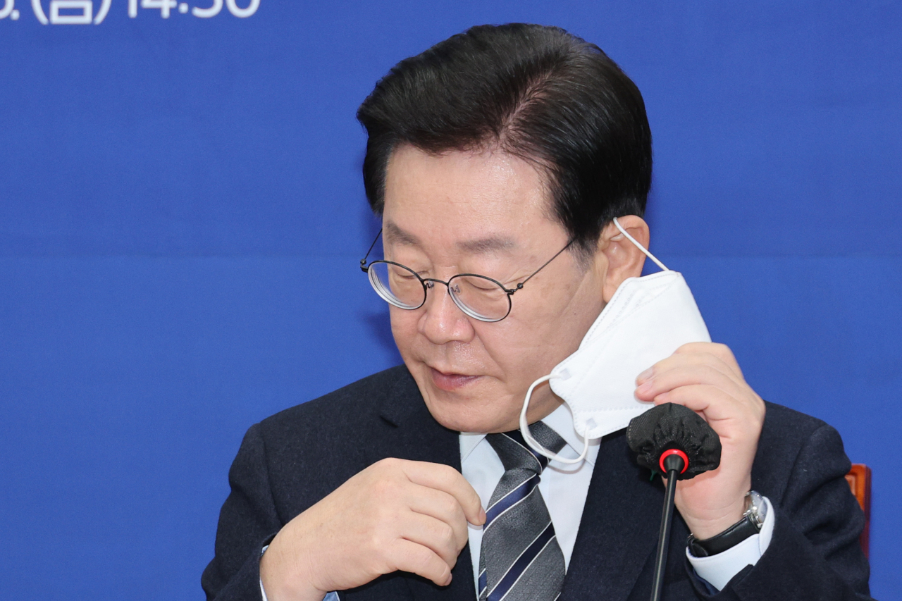 이재명 더불어민주당 대표가 6일 오후 국회에서 열린 평화·안보대책위원회 긴급회의에서 발언하기 위해 마스크를 벗고 있다. [연합]