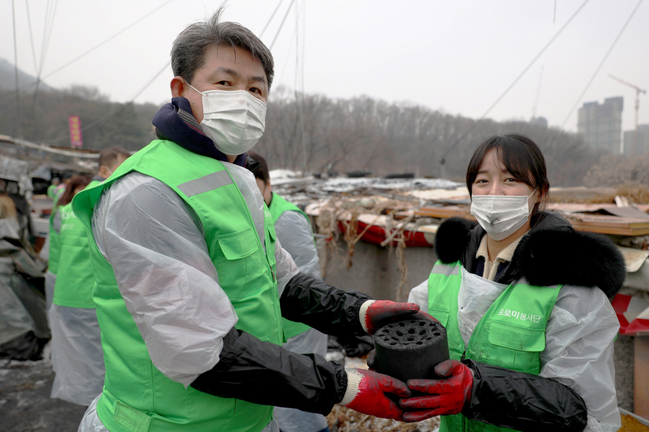 DB손해보험 정종표 사장(왼쪽)과 80여명의 임직원 및 가족들이 지난 7일 서울 강남구 구룡마을 일대에서 사랑의 연탄나눔 봉사활동을 펼치고 있다. [DB손해보험 제공]