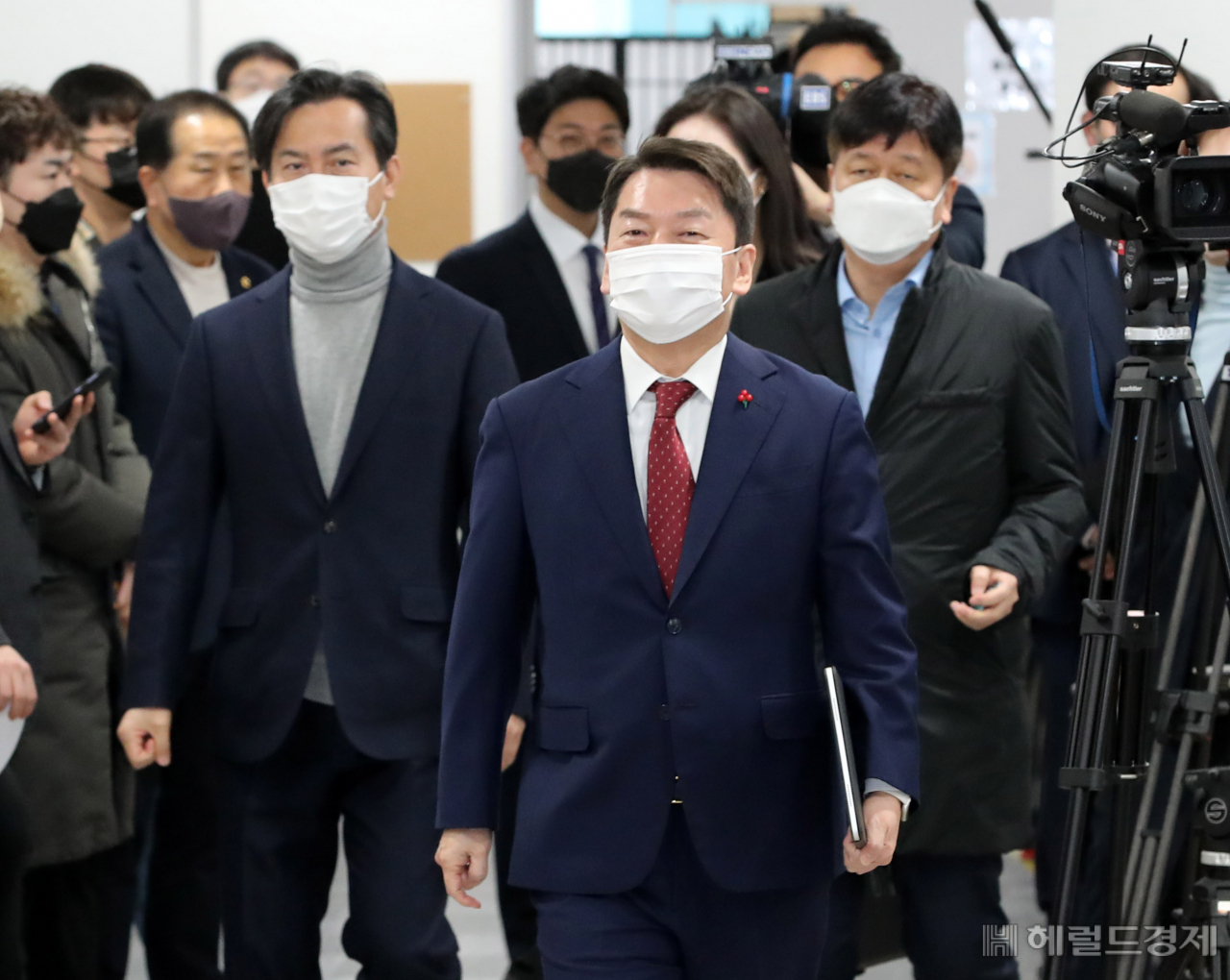 국민의힘 안철수 의원이 9일 오전 서울 여의도 국회 소통관에서 당대표 출마 기자회견을 하기위해 입장하고 있다. 이상섭 기자