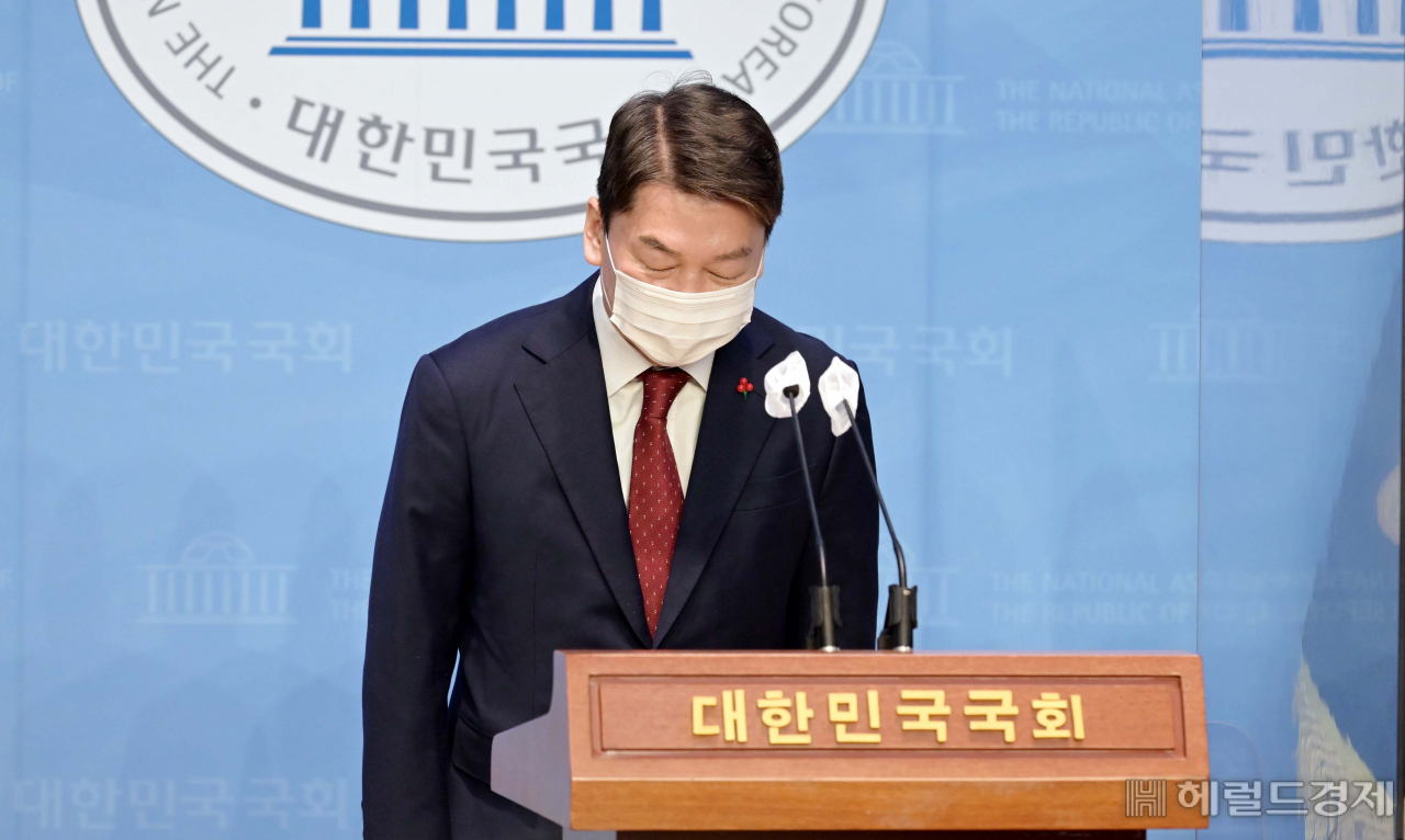 국민의힘 안철수 의원이 9일 오전 서울 여의도 국회 소통관에서 당대표 출마 기자회견을 하기전 인사를 하고 있다. 이상섭 기자