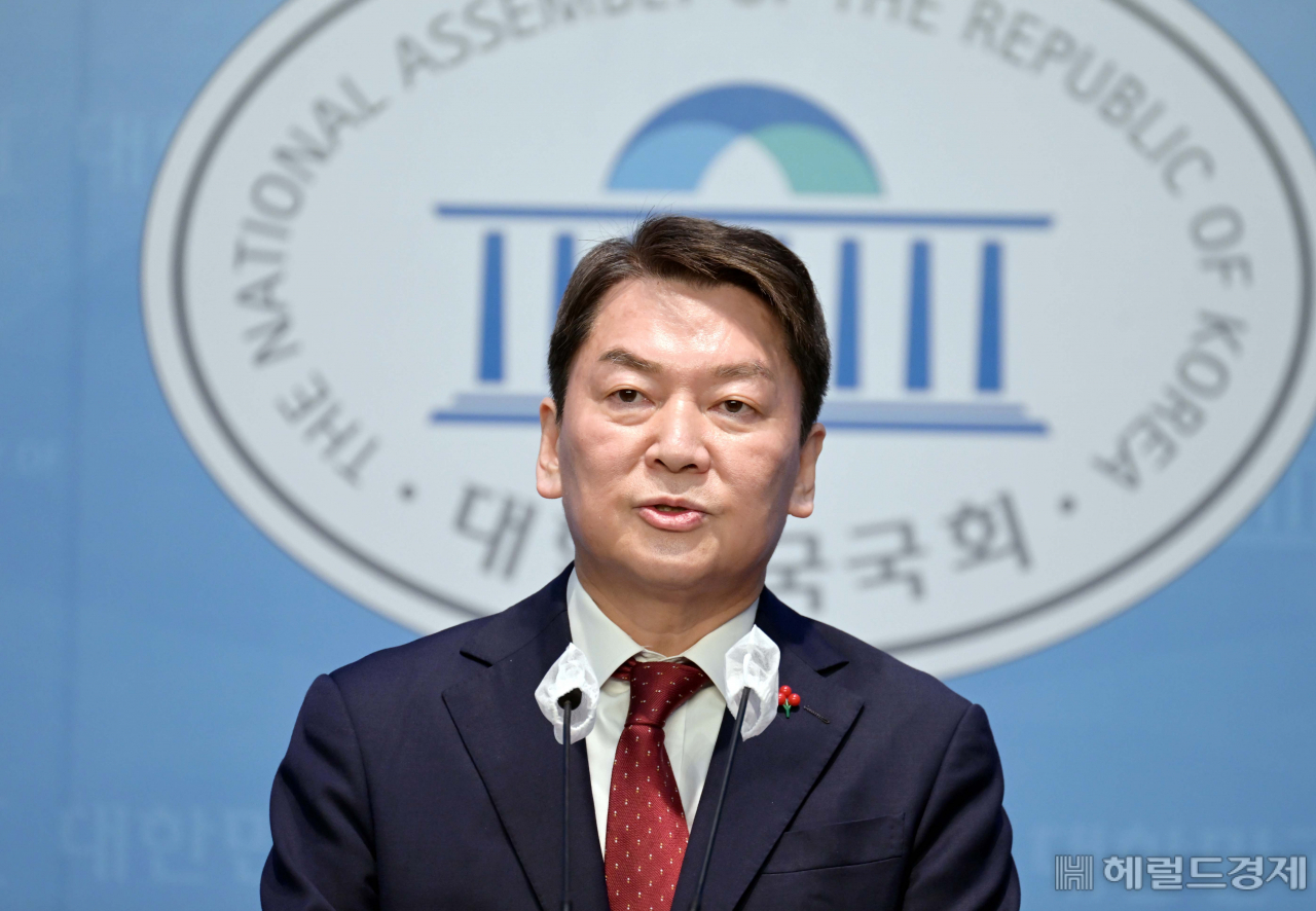 국민의힘 안철수 의원이 9일 오전 서울 여의도 국회 소통관에서 당대표 출마 기자회견을 하고 있다. 이상섭 기자