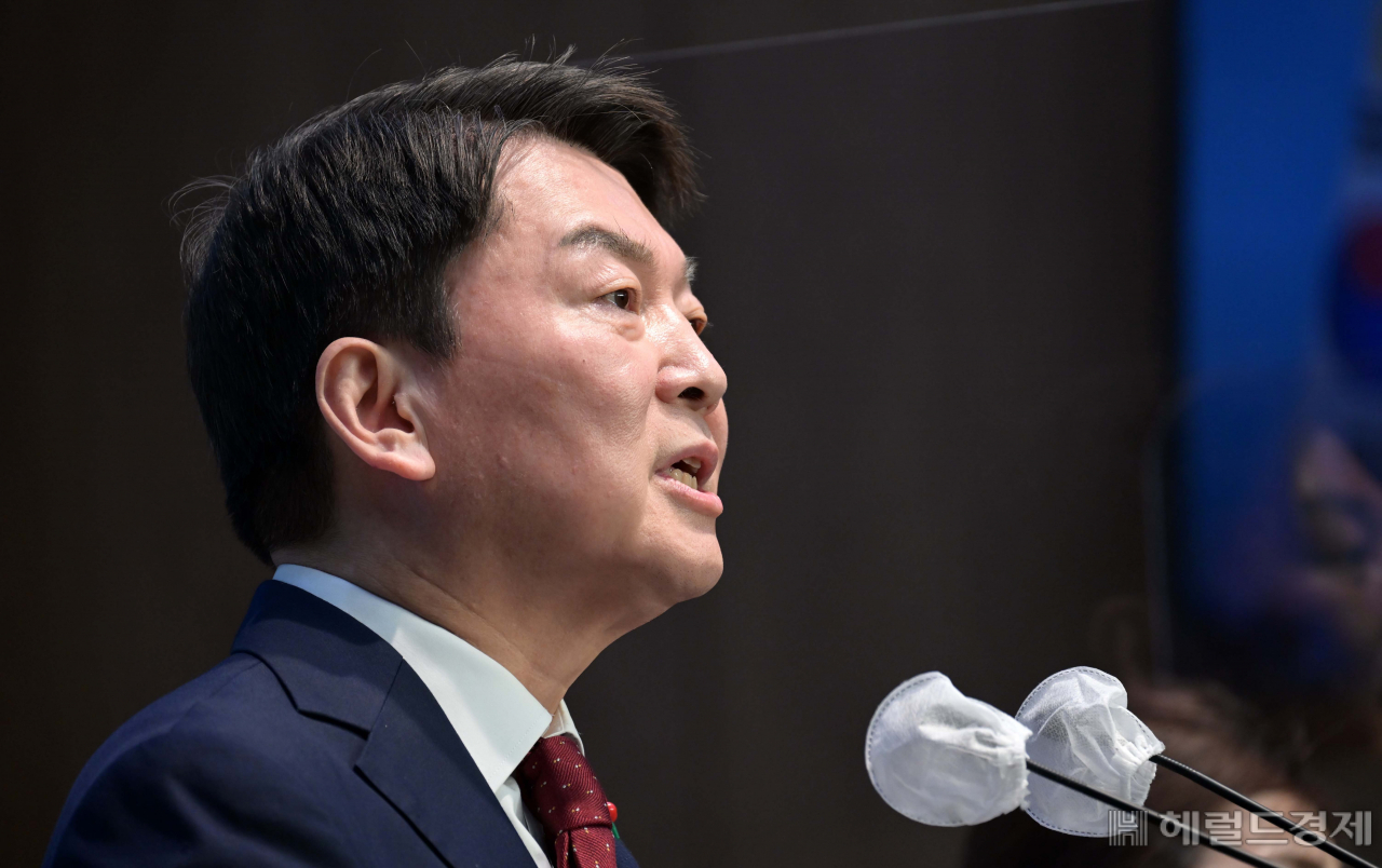 국민의힘 안철수 의원이 9일 오전 서울 여의도 국회 소통관에서 당대표 출마 기자회견을 하고 있다. 이상섭 기자