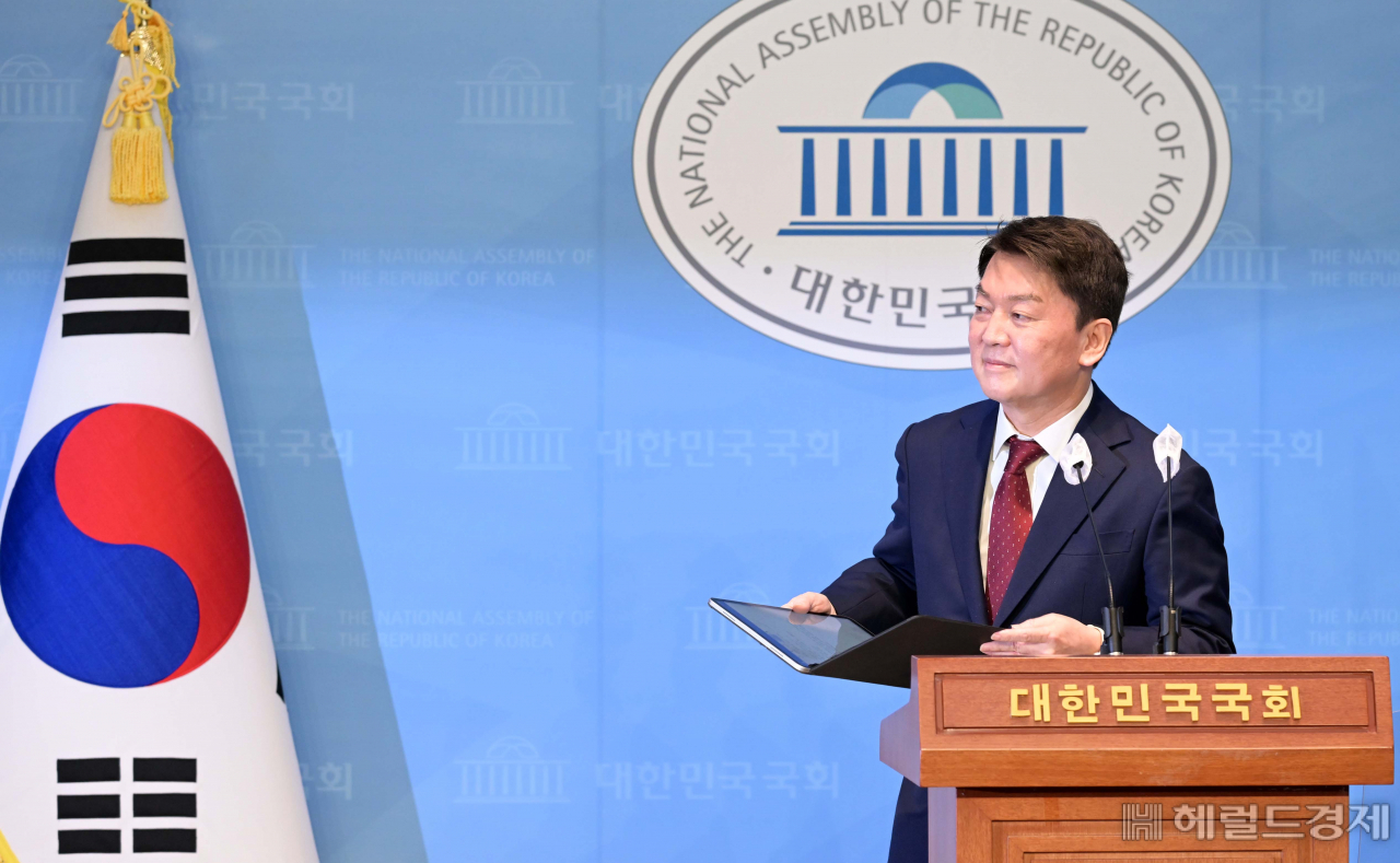 국민의힘 안철수 의원이 9일 오전 서울 여의도 국회 소통관에서 당대표 출마 기자회견을 마치고 자리를 떠나고 있다. 이상섭 기자
