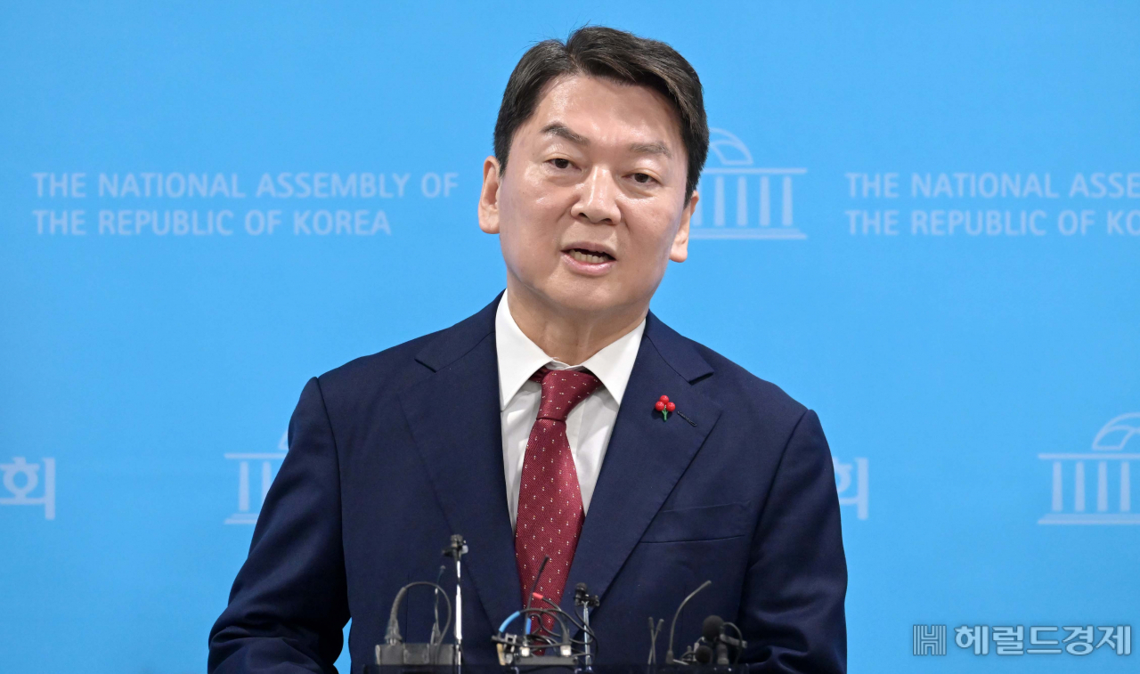 안철수 국민의힘 의원이 9일 오전 서울 여의도 국회 소통관에서 당대표 출마 기자회견을 마치고 기자들의 질문에 답변을 하고 있다. 이상섭 기자