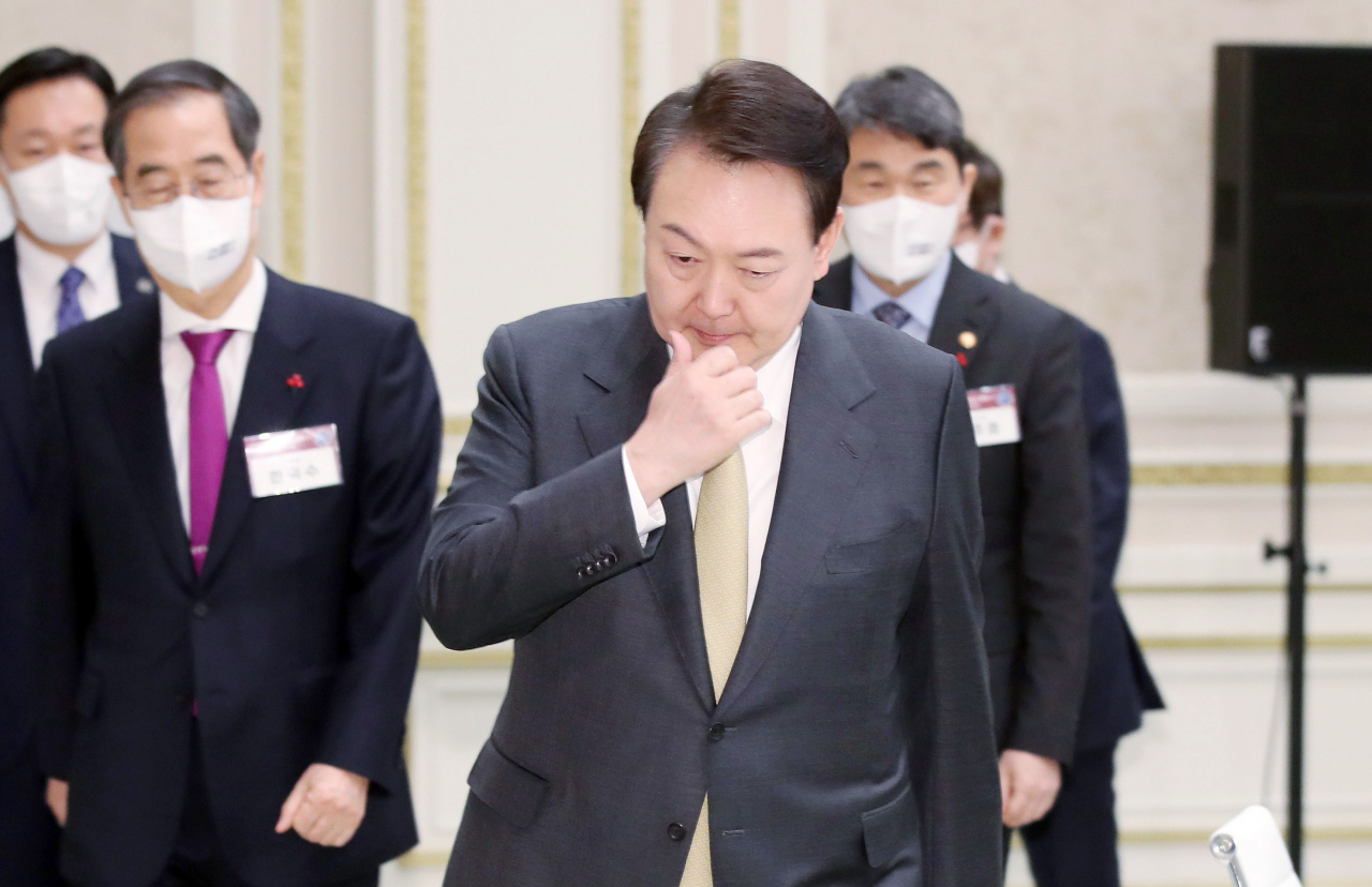 윤석열 대통령이 5일 청와대 영빈관에서 열린 교육부-문화체육관광부 업무보고에 입장하고 있다. [연합]
