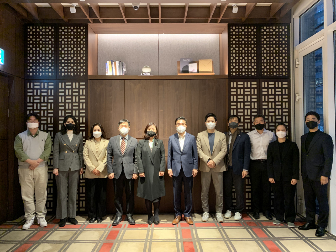 온라인투자연계금융협회 자문위원단이 사진 촬영을 하고 있다.[온투협회 제공]