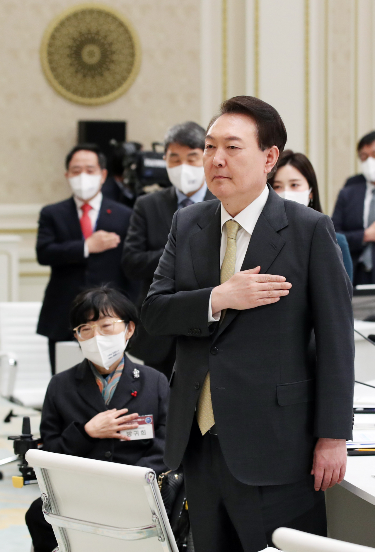 윤석열 대통령이 5일 청와대 영빈관에서 열린 교육부-문화체육관광부 업무보고에서 국기에 경례를 하고 있다. 연합뉴스