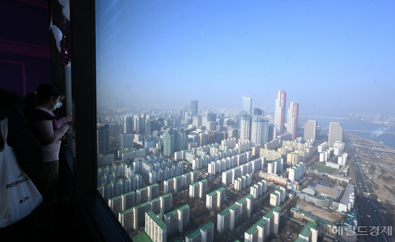 지난 9일 서울 영등포구 여의도 63빌딩 전망대에서 바라본 서울시내. 이날 중부지방의 미세먼지 농도가 '나쁨' 수준을 보였다. [임세준 기자]
