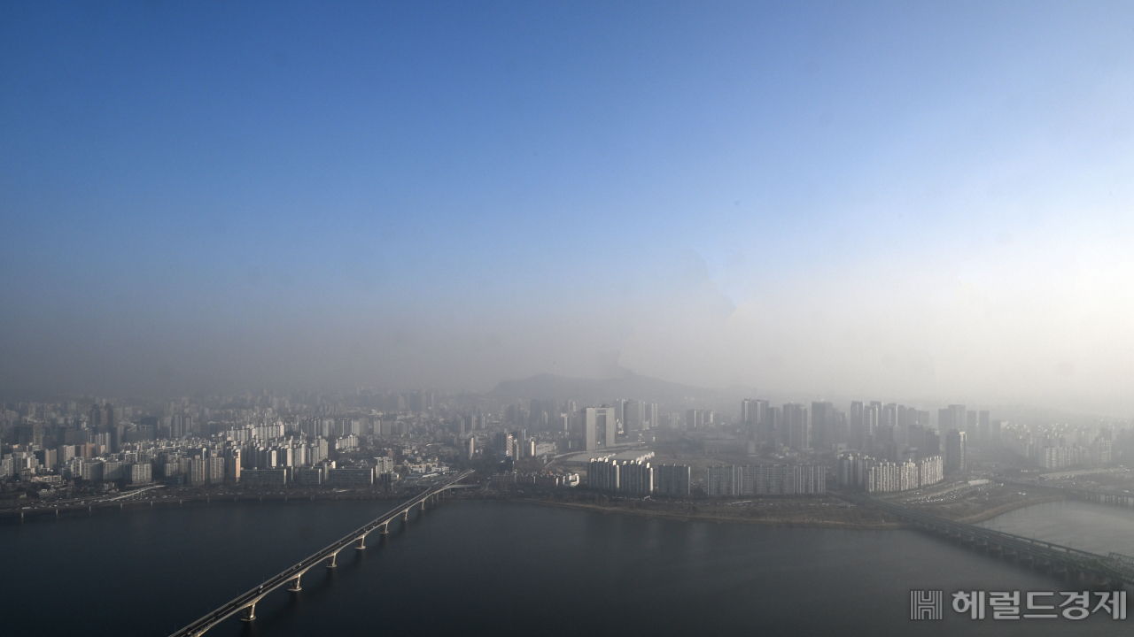9일 서울 영등포구 여의도 63빌딩 전망대에서 바라본 서울 도심 일대가 미세먼지로 인해 뿌연 모습을 보이고 있다. 임세준 기자