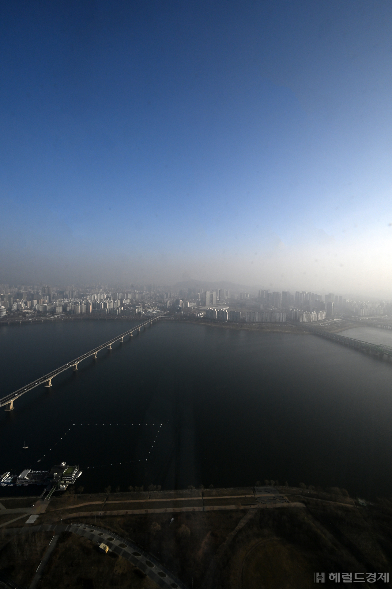 겨울 푸른하늘 아래 뿌옇게 자리잡은 미세먼지층