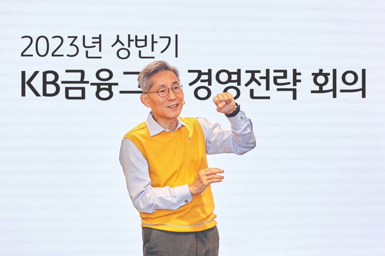 윤종규 KB금융그룹 회장이 2023년 상반기 그룹 경영전략회의에서 경영진 대상으로 특강을 하고 있다.[KB금융지주 제공]