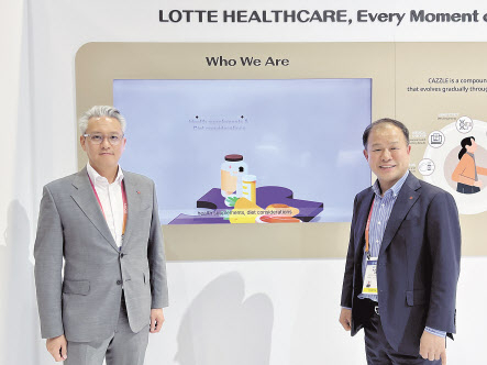롯데헬스케어의 이훈기(오른쪽) 대표와 우웅조 사업본부장이 세계 최대 전자 박람회인 ‘CES 2023’이 개막한 5일(현지시간) 미국 라스베이거스컨벤션센터(LVCC)에 마련된 롯데헬스케어 전시관에서 개인 맞춤형 건강관리 플랫폼 ‘캐즐(CAZZLE)’에 대해 설명하고 있다. 김은희 기자