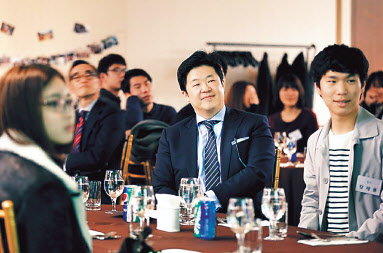김병주 MBK장학재단 이사장(가운데)이 지난 MBK장학재단 장학금 수여식에서 학생들의 선발 소감을 경청하고 있다. [MBK장학재단 제공]