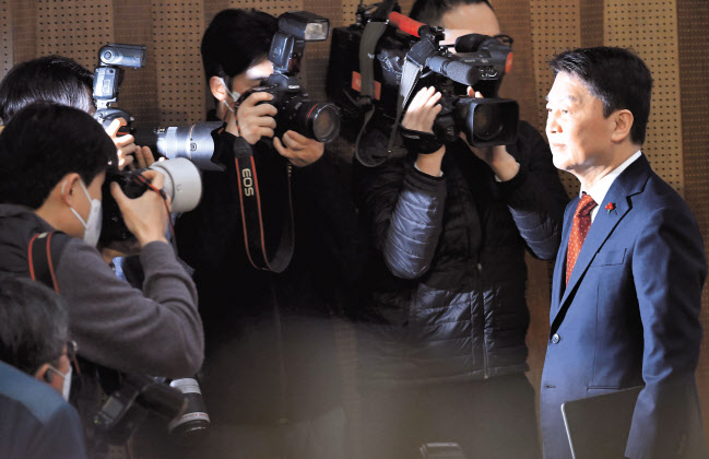 안철수 국민의힘 의원이 9일 오전 국회 소통관에서 당대표 출마 기자회견을 마친 뒤 카메라 플래시 세례를 받으며 자리를 떠나고 있다. 이상섭 기자