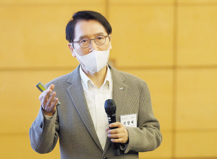 신창재 교보생명 회장이 지난 6일 열린 ‘2023년 출발 전사경영전략회의’에서 “변동성과 불확실성, 복잡성과 모호성이 커진 환경을 극복하기 위해선 뷰카 리더십이 필요하다”고 강조하고 있다. [교보생명 제공]