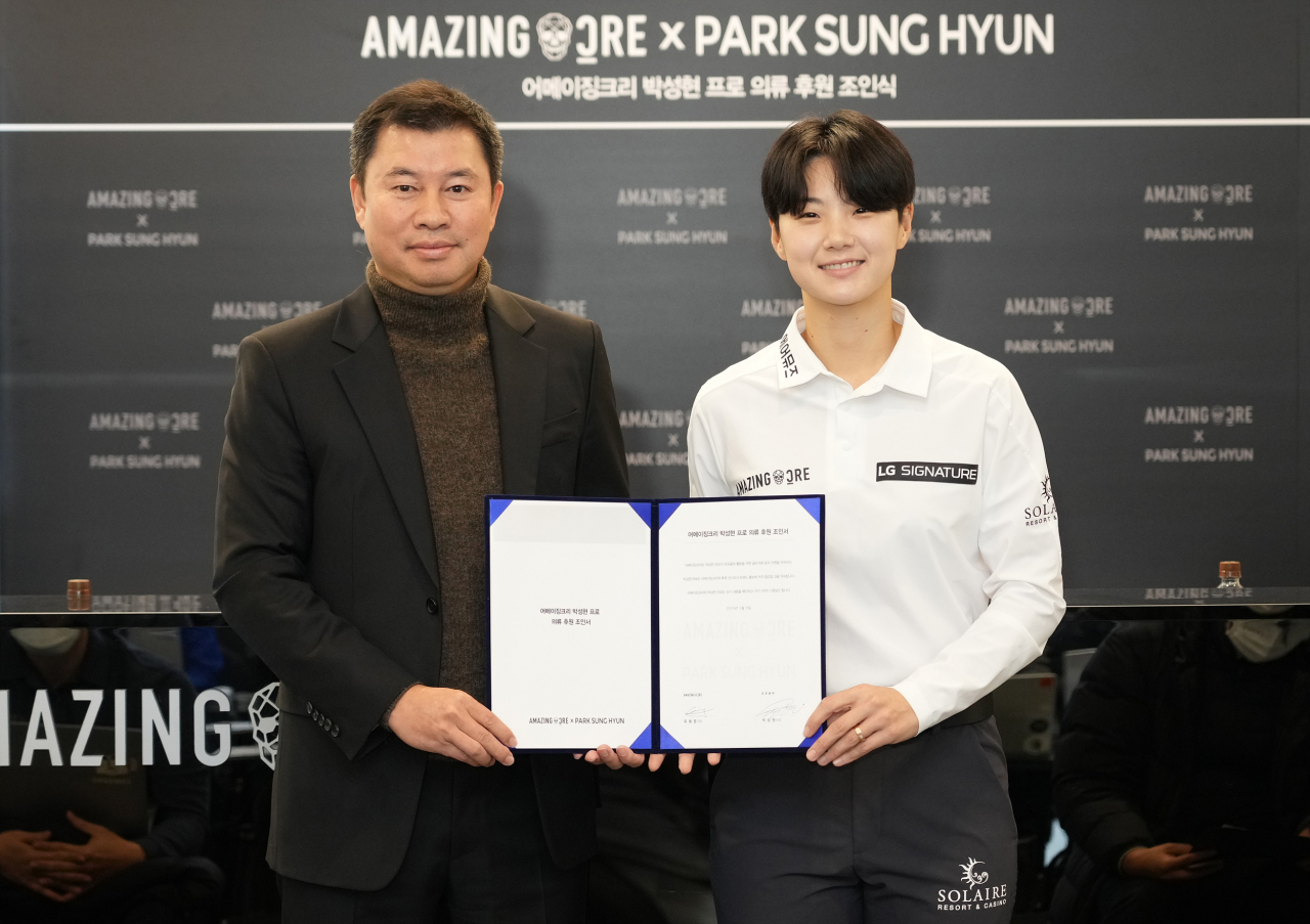 박성현(오른쪽)과 유용문 어메이징크리 대표가 후원계약 후 포즈를 취했다./세마스포츠 제공