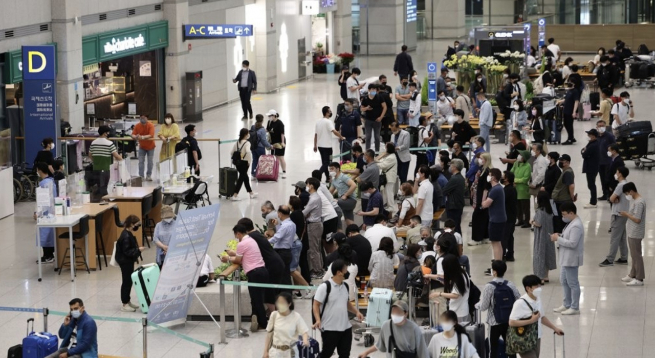 여행객들로 북적이고 있는 인천공항. [연합]