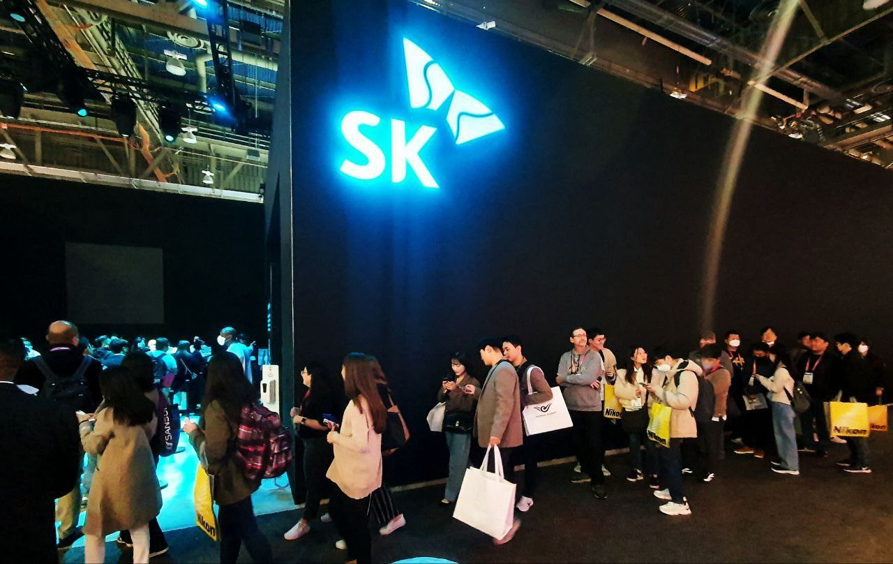 미국 라스베이거스에서 5~8일(현지시간) 열린 ‘CES 2023’의 SK그룹관에서 관람객들이 입장을 기다리고 있다. 탄소감축을 위한 '행동'을 주제로 한 SK 전시장에는 나흘 간 3만여 명이 몰렸다. [SK 제공]