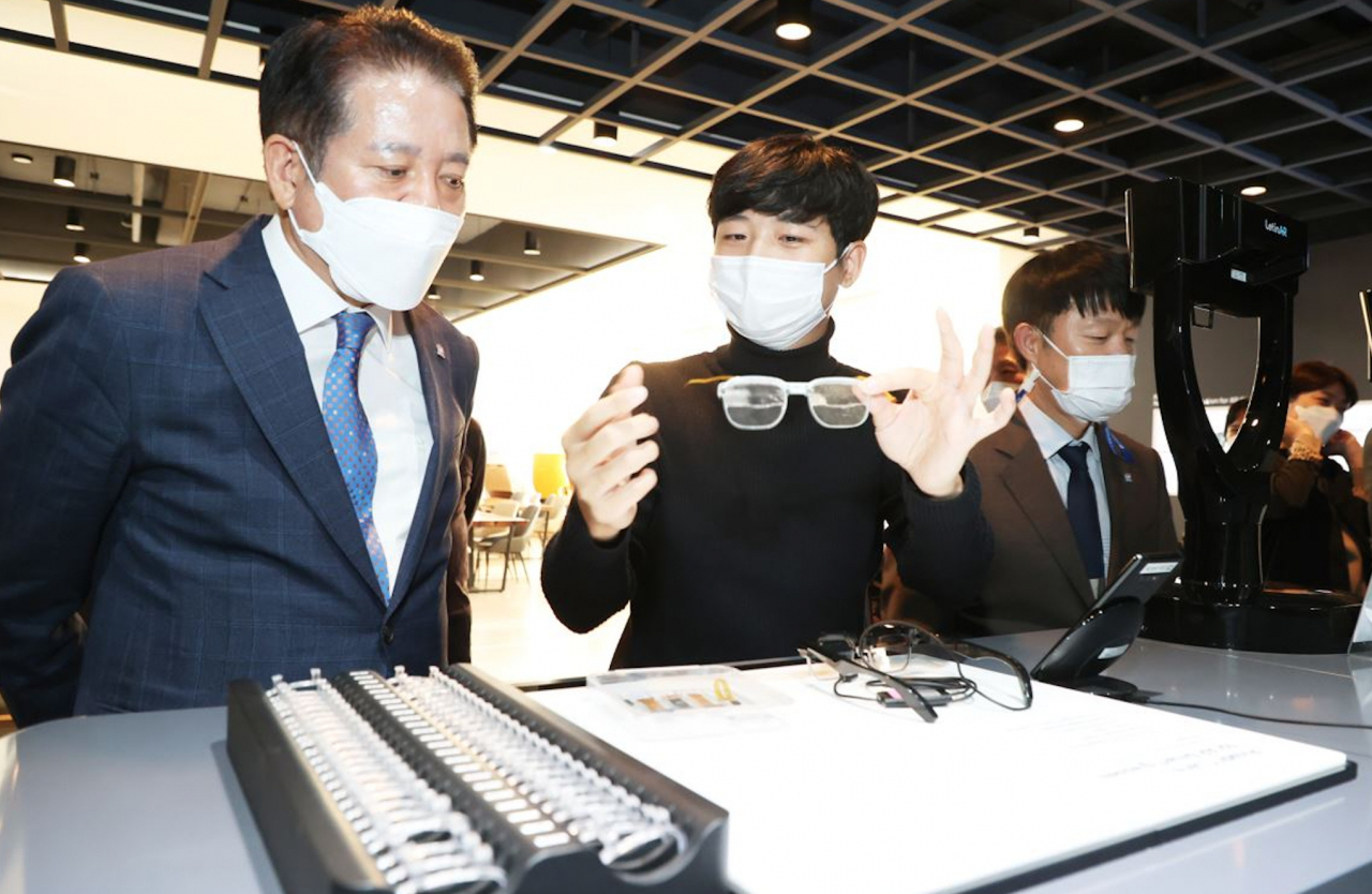 지난해 10월20일 최대호 시장이 관내 광학 대표기업 (주)레티널을 방문해 기업운영과 애로사항을 청취했다.[사진제공 안양시]