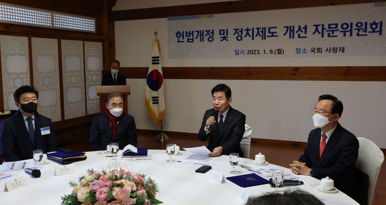김진표 국회의장이 9일 오전 서울 여의도 국회 사랑재에서 열린 헌법개정 및 정치제도 개선 자문위원회 위촉식에서 인사말을 하고 있다. 연합뉴스
