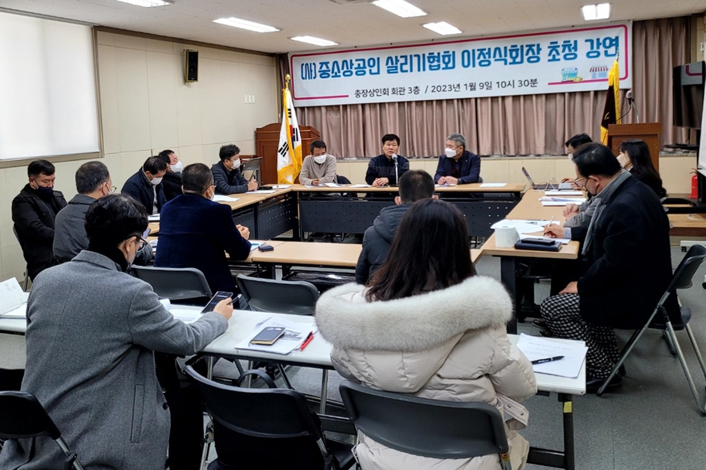 광주 중소상인들이 9일 광주시에 복합쇼핑몰 민관협의체 구성을 요구했다.