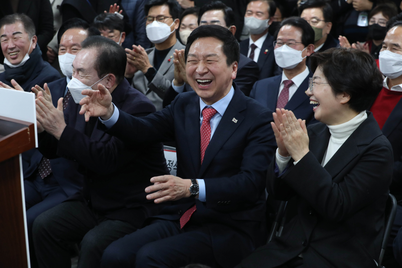 국민의힘 당권주자인 김기현 의원이 9일 서울 여의도 자신의 '이기는 캠프' 개소식에서 참석자들과 함께 활짝 웃고 있다. 오른쪽은 부인인 이선애씨. [연합]