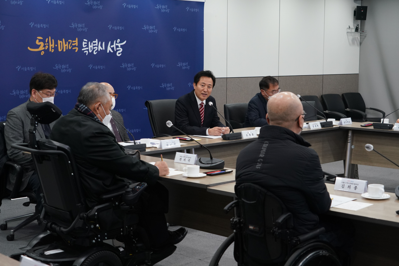 오세훈 서울시장이 9일 서울시청에서 황재연 서울시지체장애인협회장 등 장애인 관련 단체장 9명과 신년 인사와 장애인 정책에 대한 의견을 듣고 있다. [서울시 제공]