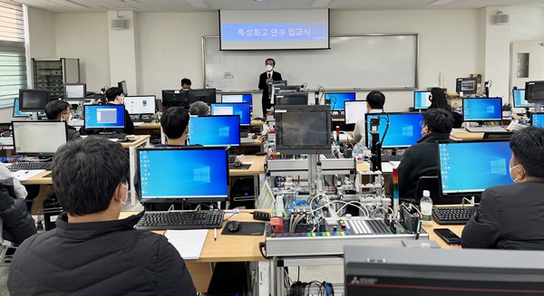 폴리텍 대학 순천캠퍼스 이종관 학장이 연수생들을 상대로 환영인사를 하고 있다.