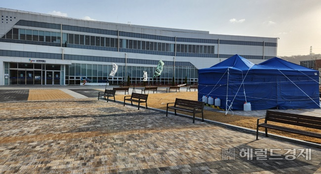 지난해 12월1일 직장폐쇄가 단행돼 1개월이 넘도록 정상 운영이 안되고 있는 순천만잡월드. /박대성 기자.