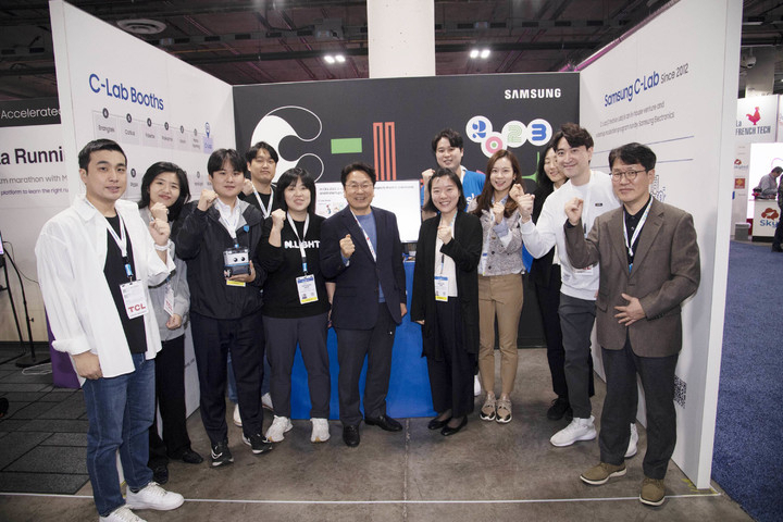 강기정 광주시장이 7일(현지시간) 미국 라스베가스에서 열린 CES 2023 유레카 파크 삼성전자 C랩(C-Lab) 전시관을 찾아 청년스타트업 대표들을 격려한 뒤 기념촬영을 하고 있다. (