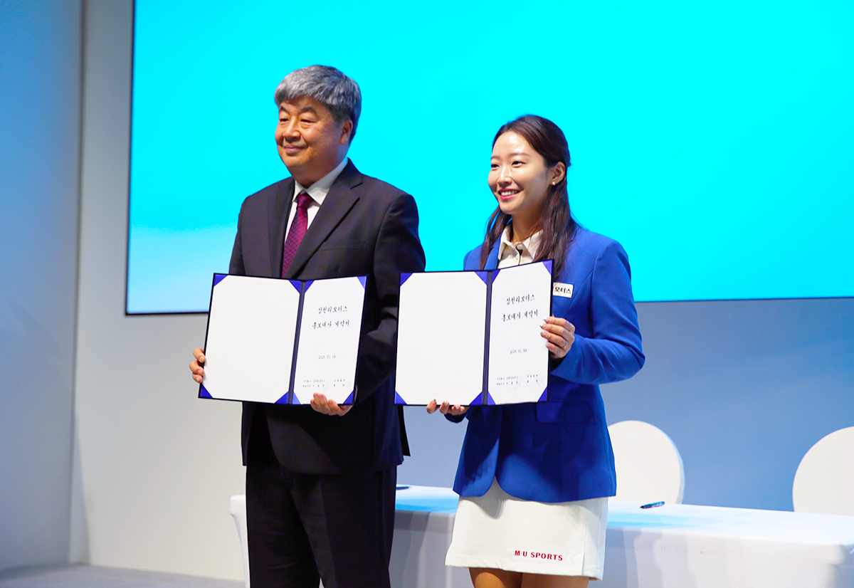 삼천리모터스가 프로골퍼 홍란(오른쪽)을 홍보대사로 위촉했다./삼천리 제공