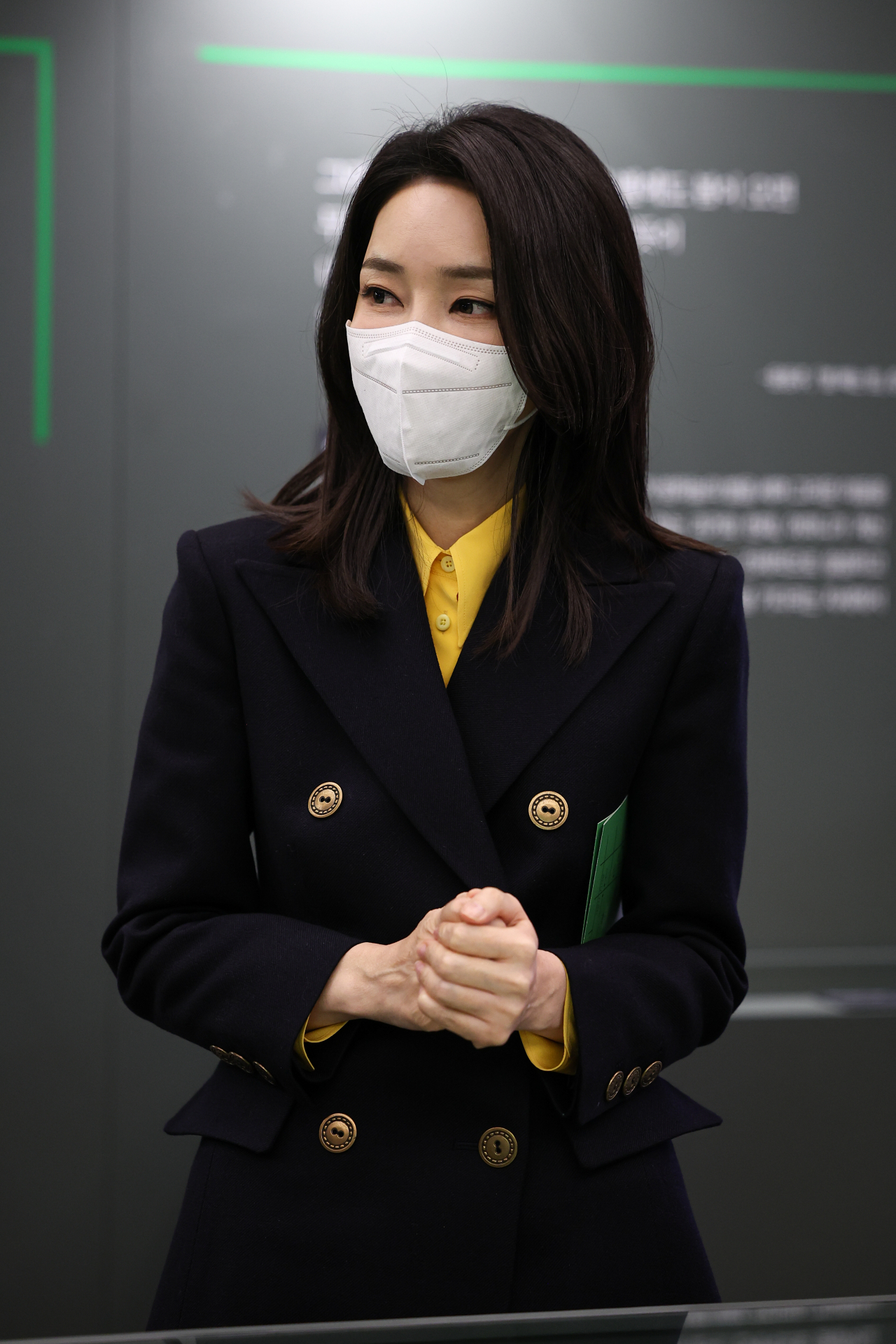 윤석열 대통령 부인 김건희 여사가 9일 청와대 춘추관에서 열린 '청와대 춘추관 문학특별전시회'를 찾아 이상,염상섭,현진건, 윤동주 등 근현대 문인들의 대표작품을 살펴보고 있다. [대통령실]