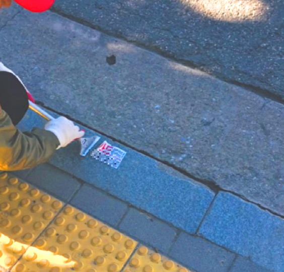 서울 영등포구에서 불법광고물 수거보상원이 광고물을 제거하고 있다. [영등포구 제공]