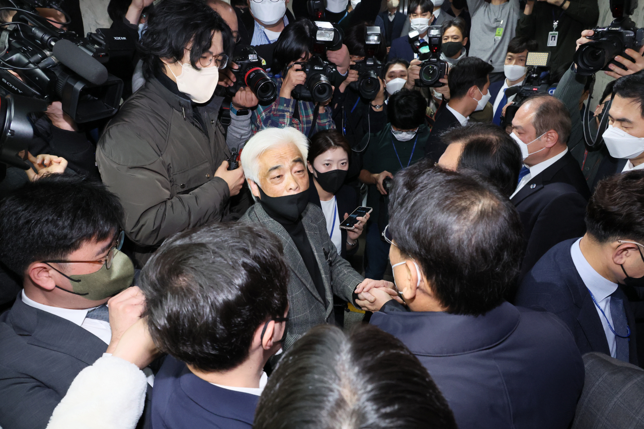 이종철 10·29 이태원 참사 유가족협의회 대표가 6일 오후 국회에서 열린 '이태원 참사 국정조사 특별위원회' 2차 청문회 정회 뒤 여야 간사에게 이상민 행정안전부 장관과의 면담을 요청하고 있다. 연합뉴스