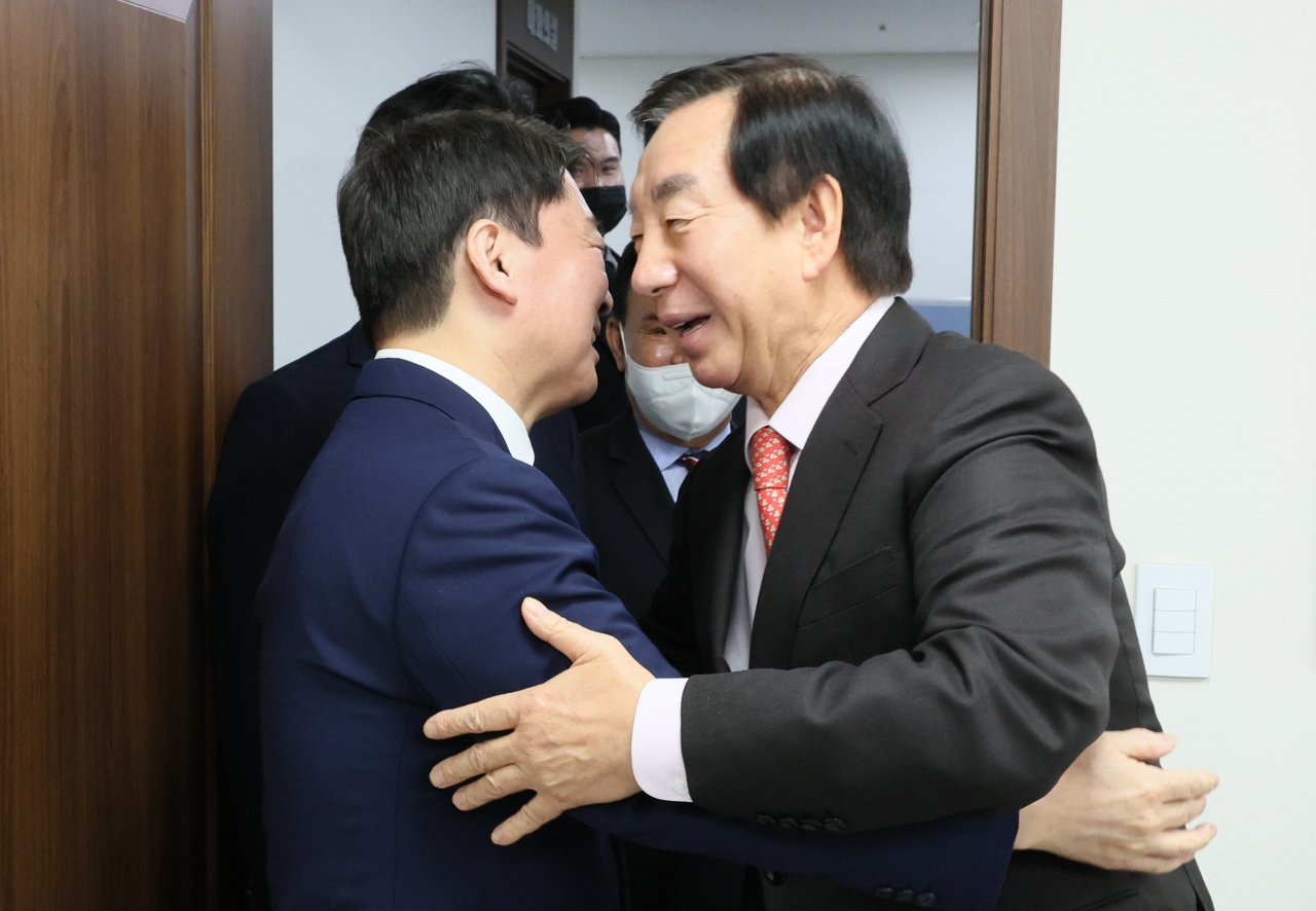 김성태 국민의힘 중앙위원회 의장이 9일 오전 당 대표 출마 선언 기자회견을 마친 뒤 서울 여의도 중앙당사를 방문한 안철수 의원을 반갑게 맞고 있다. [연합]