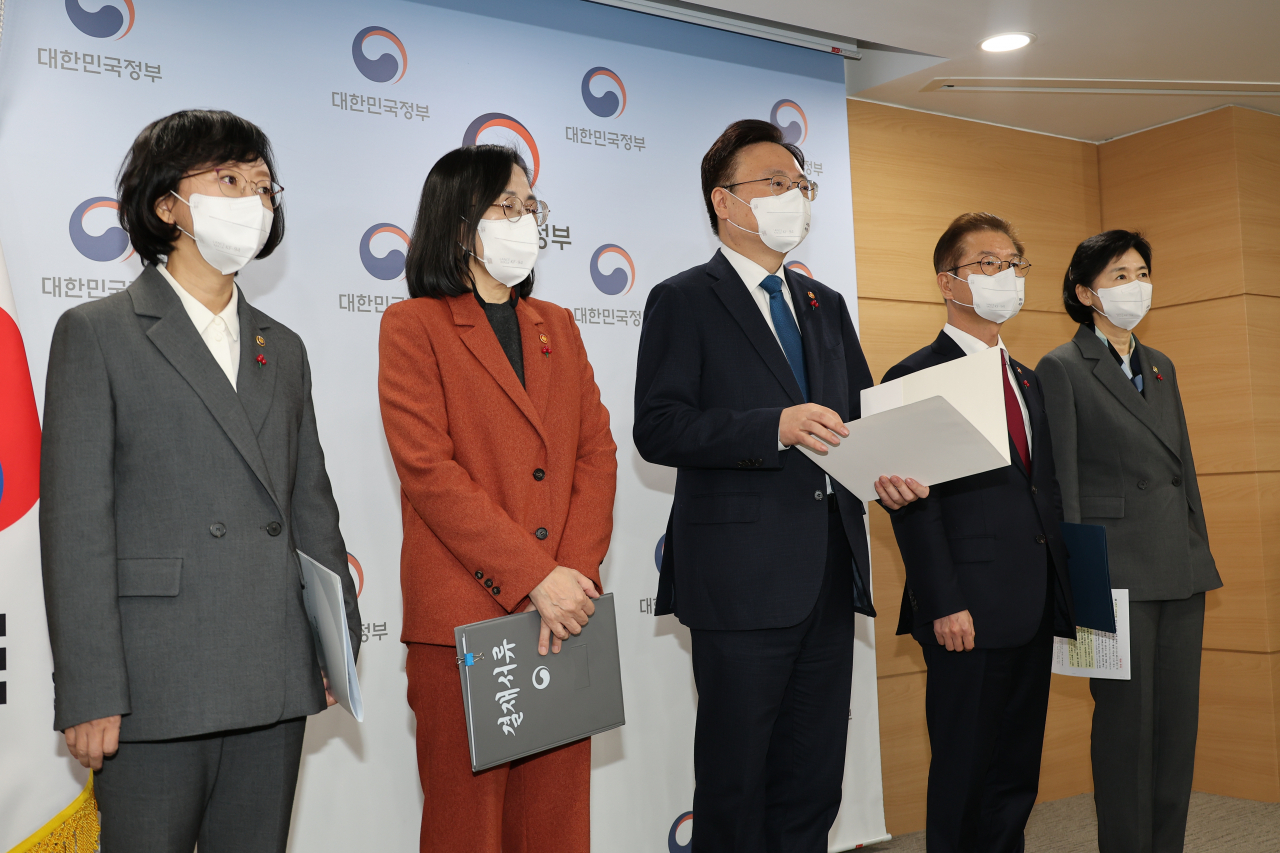 오유경 식품의약품안전처장(왼쪽부터), 김현숙 여성가족부 장관, 조규홍 보건복지부 장관, 이정식 고용노동부 장관, 지영미 질병관리청장이 9일 정부서울청사 브리핑실에서 보건복지부와 고용노동부, 여성가족부, 식품의약품안전처, 질병관리청의 새해 업무보고를 마치고 합동브리핑 전 대기하고 있다. [연합]