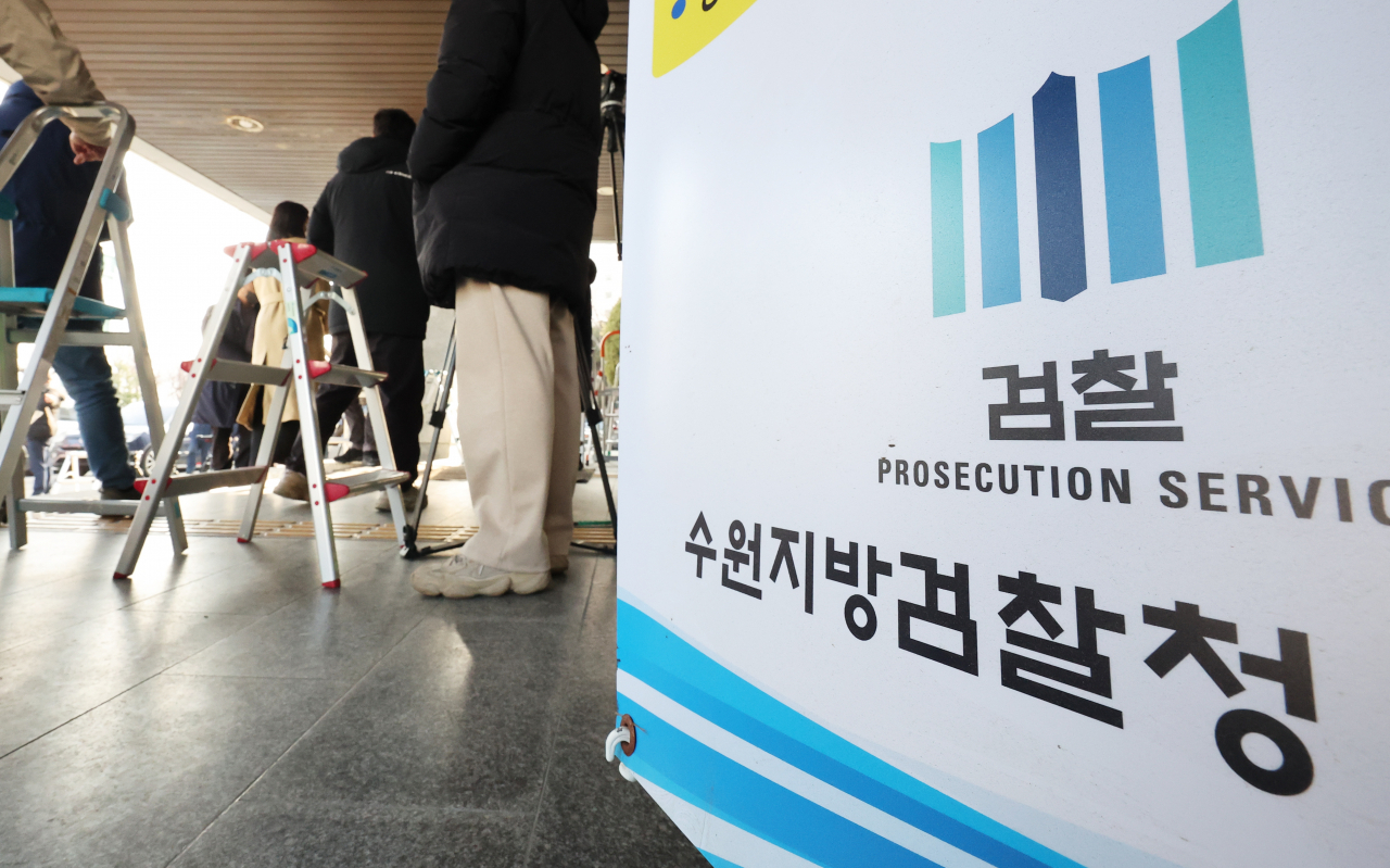 '성남FC 후원금 의혹' 사건 관련 더불어민주당 이재명 대표 검찰 출석을 하루 앞둔 9일 오후 경기도 성남시 수원지방검찰청 성남지청에서 취재진이 분주하게 움직이고 있다. [연합]