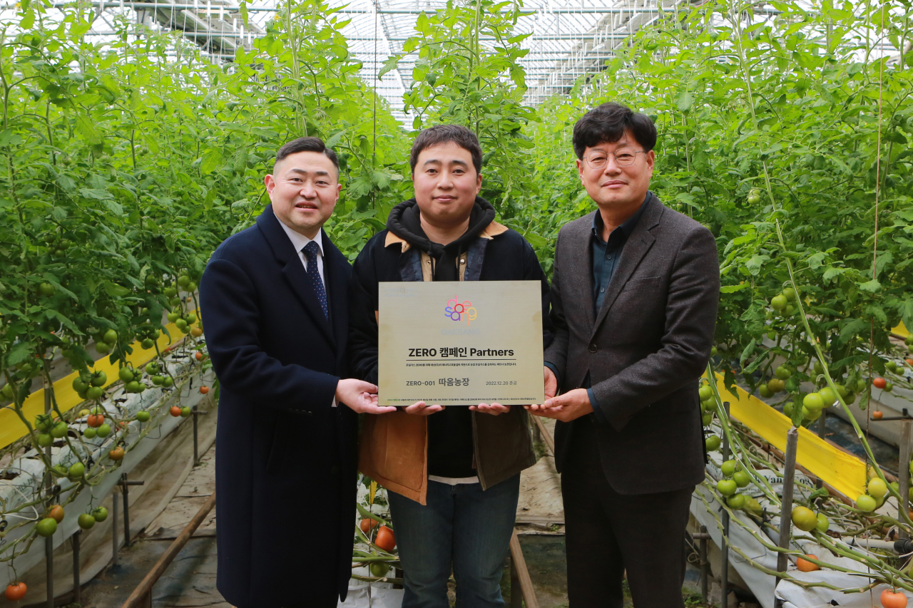 9일 전북 정읍시 소재 따옴농장에서 열린 ‘제로캠페인 파트너스 현판 전달식’에서 나광주(왼쪽부터) 대상 ESG경영실장, 황종운 따옴농장 대표, 유기오 정읍시 농수산유통과장이 기념사진을 촬영하고 있다. [대상 제공]