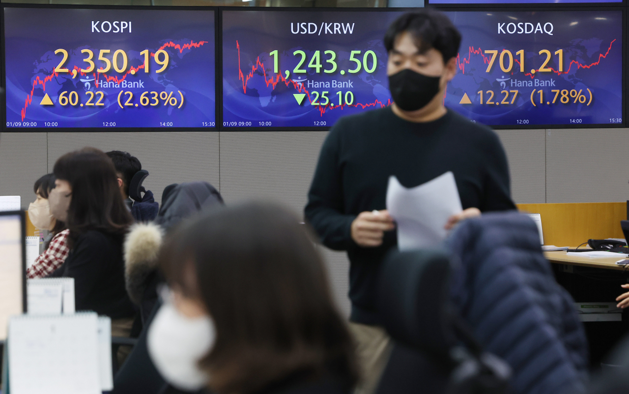 지난 9일 서울 중구 하나은행 본점 딜링룸에서 직원들이 업무를 보고 있다. 연합뉴스
