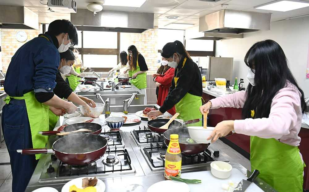 호남대학교는 겨울방학을 맞은 외국인 유학생들을 위한 비교과프로그램의 일환으로 ‘한국 명절음식 만들기’ 특강을 실시했다.