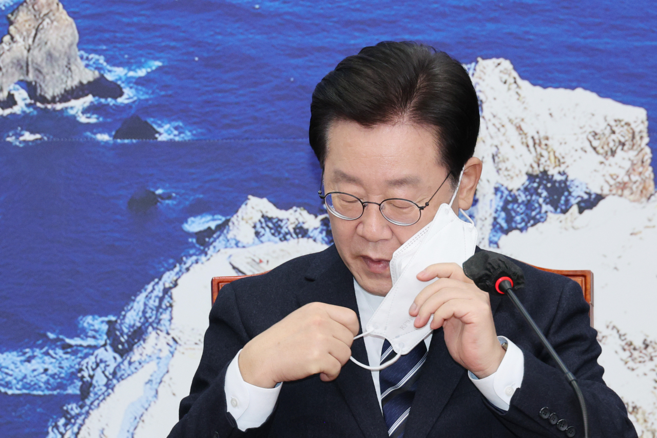더불어민주당 이재명 대표가 9일 오전 국회에서 열린 최고위원회의에서 발언을 하기 위해 마스크를 벗고 있다. [연합]