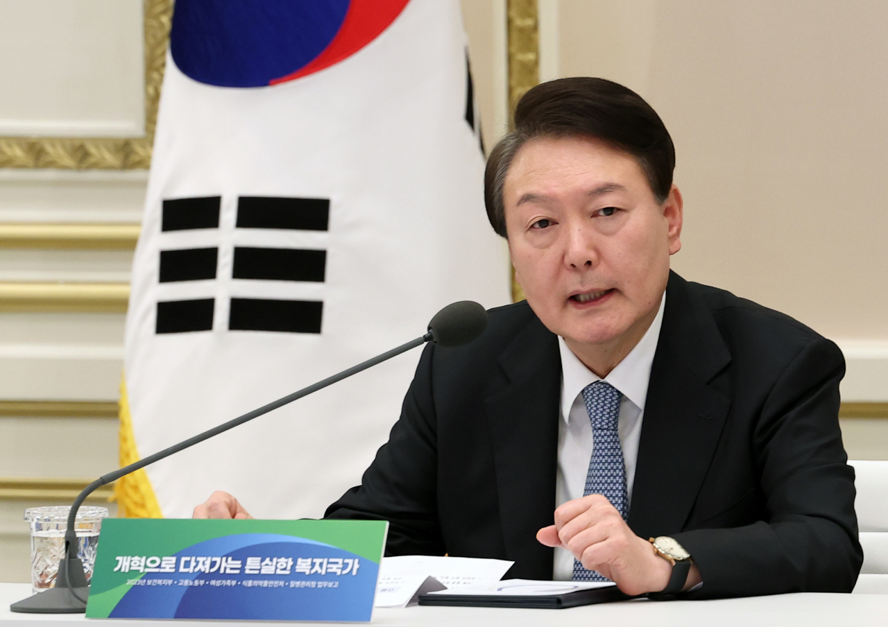 윤석열 대통령이 9일 청와대 영빈관에서 열린 보건복지부·고용노동부·여성가족부·식품의약품안전처·질병관리청에 대한 업무보고에서 발언하고 있다. [연합]