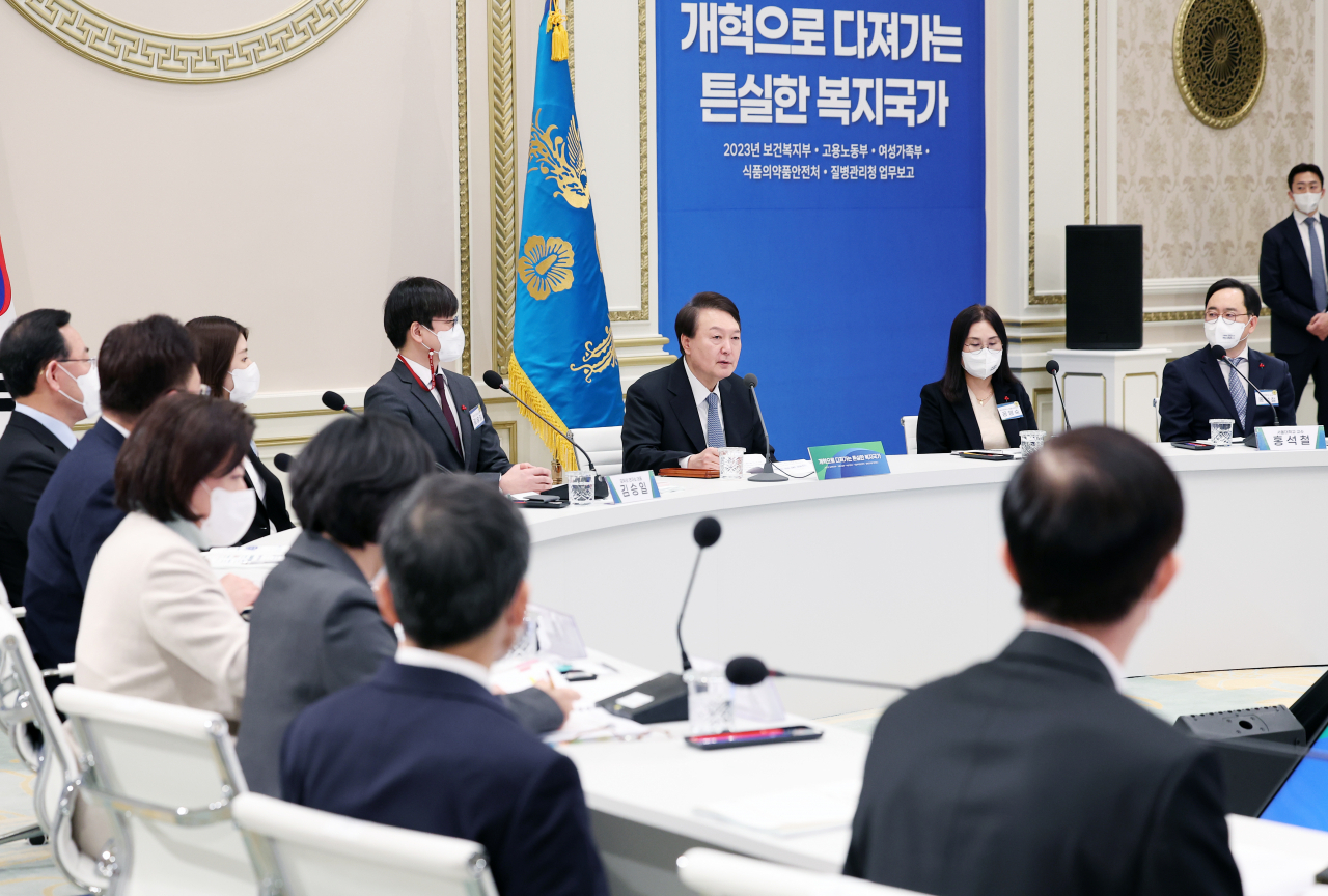 윤석열 대통령이 9일 청와대 영빈관에서 열린 보건복지부·고용노동부·여성가족부·식품의약품안전처·질병관리청에 대한 업무보고에서 발언하고 있다. [연합]