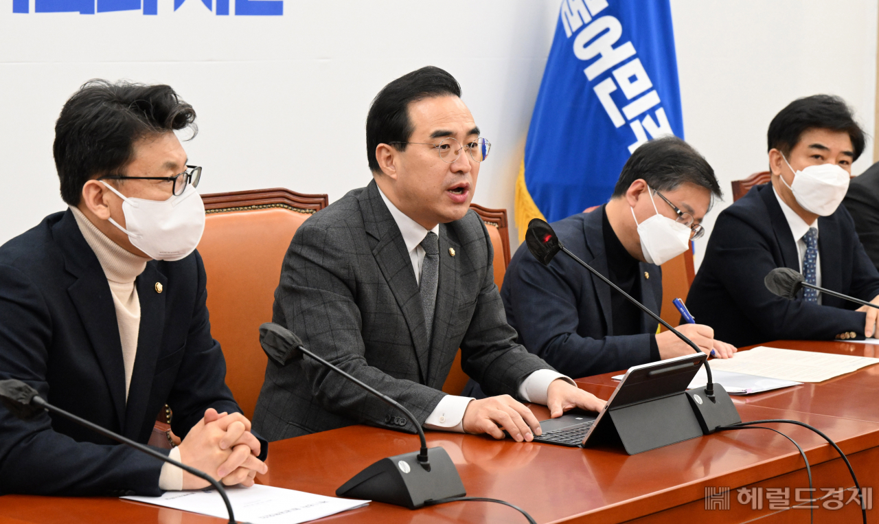 박홍근 더불어민주당 원내대표가 10일 오전 서울 여의도 국회에서 열린 원내대책회의에 참석해 모두발언을 하고 있다. 이상섭 기자