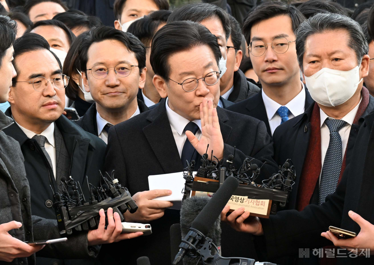 '성남FC 후원금' 의혹을 받고 있는 이재명 더불어민주당 대표가 10일 경기도 성남시 수원지방검찰청 성남지청으로 출석하고 있다. [사진공동취재단]
