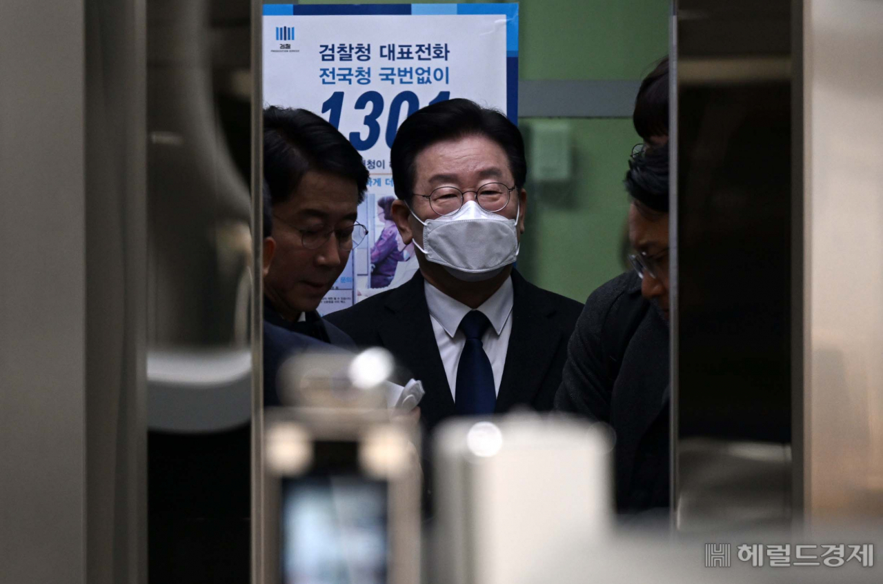 '성남FC 후원금' 의혹을 받고 있는 이재명 더불어민주당 대표가 10일 경기도 성남시 수원지방검찰청 성남지청으로 출석하고 있다./사진공동취재단