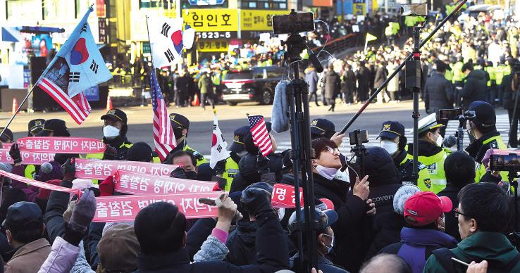 10일 수원지검 성남지청 인근에서 이재명 더불어민주당 대표의 검찰 출석을 앞두고 보수 성향 시민단체들의 대규모 집회가 열리고 있다. [사진공동취재단]