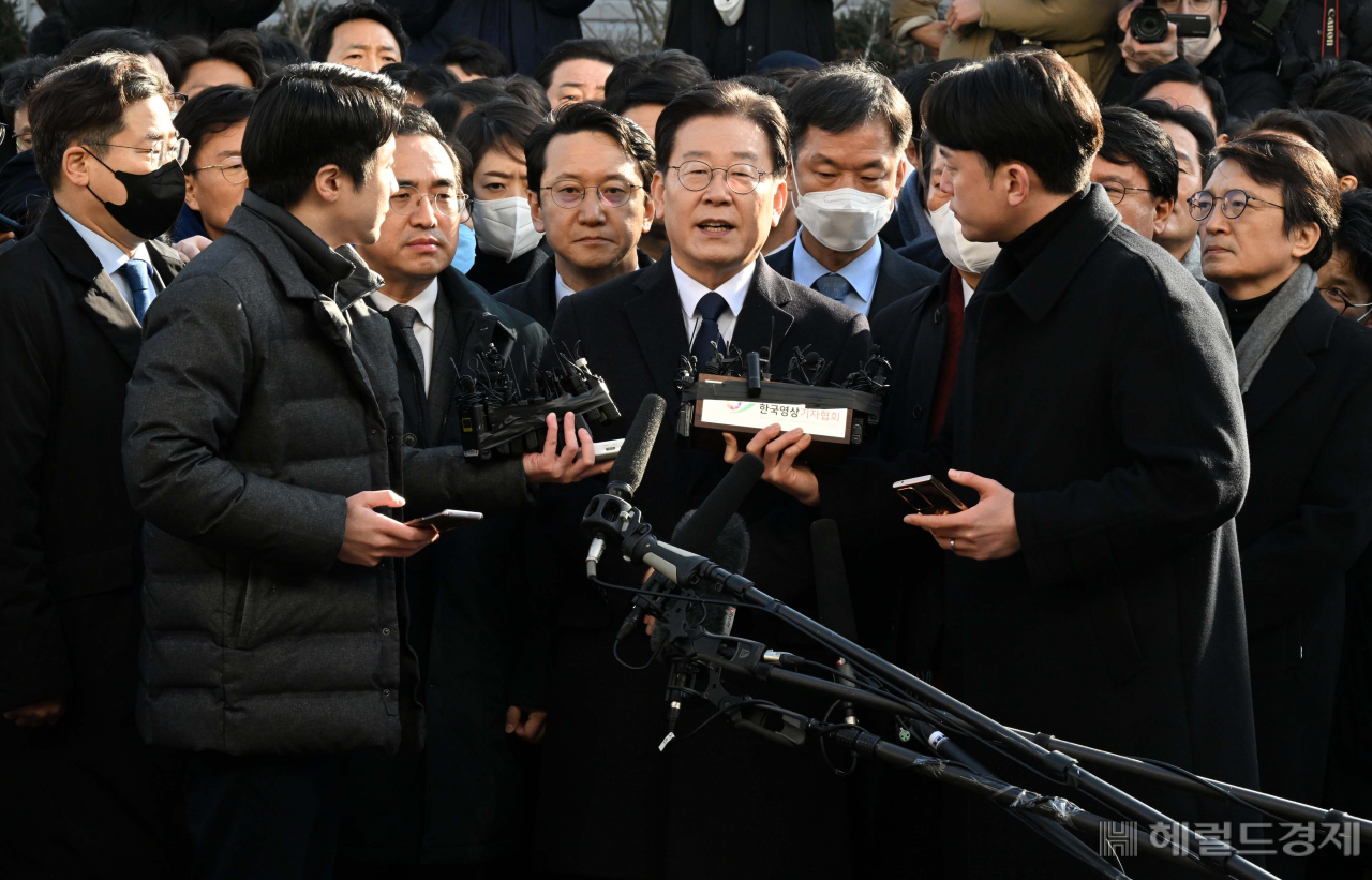 '성남FC 후원금' 의혹을 받고 있는 이재명 더불어민주당 대표가 10일 경기도 성남시 수원지방검찰청 성남지청으로 출석하고 있다./사진공동취재단
